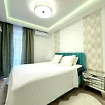 White Luxury-free Private Garage Apartamento